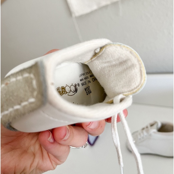 Vintage Leather White Baby Shoe - Picture 2 of 4